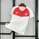Texto alternativo para imagem:
Camisa Argentinos Juniors Away (2) 2025/26 Umbro Torcedor Masculina branca com detalhes vermelhos, escudo do clube estampado no peito e logo Umbro aplicado, design oficial para torcedores.

