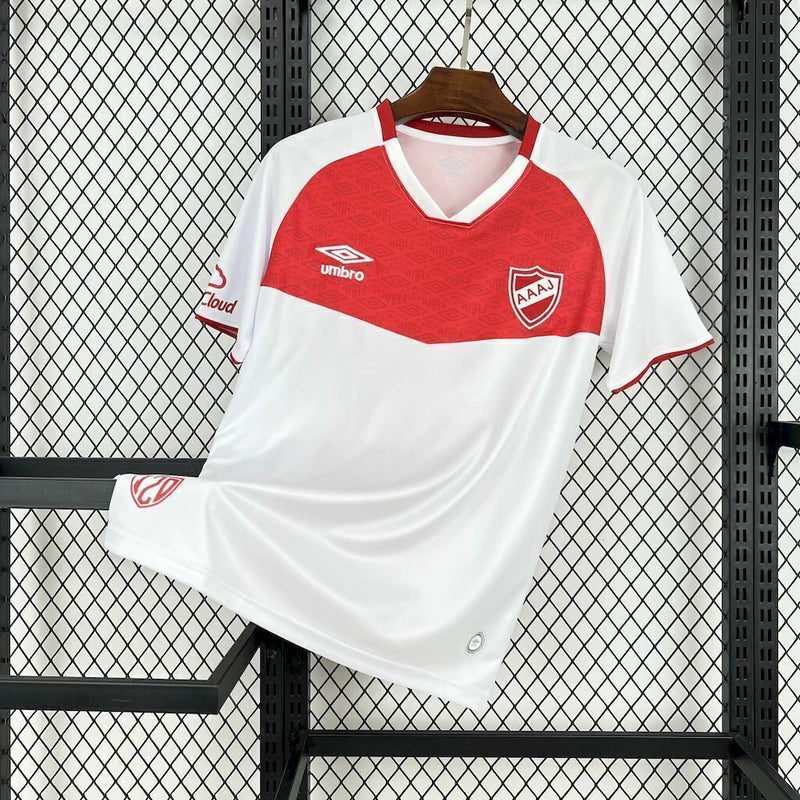 Texto alternativo para imagem:
Camisa Argentinos Juniors Away (2) 2025/26 Umbro Torcedor Masculina branca com detalhes vermelhos, escudo do clube estampado no peito e logo Umbro aplicado, design oficial para torcedores.

