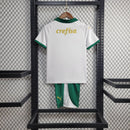 Kit Infantil Palmeiras Away 2024/25 Puma completo, com camisa branca e detalhes verdes, shorts combinando e meiões, uniforme oficial torcedor infantil, conforto e estilo para crianças de 3 a 13 anos, produto licenciado Puma."