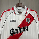 Camisa River Plate Home I 1995/96 Adidas Retrô Masculina branca com faixa diagonal vermelha, design clássico retrô, tecido leve e respirável, perfeita para colecionadores e torcedores apaixonados pelo River Plate.