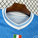 Camisa Napoli Home I 2025/26 EA7 Torcedor Masculina azul com detalhes metálicos em prata, escudo cromado e gola moderna, unindo tradição e tecnologia no design futurista do clube napolitano.