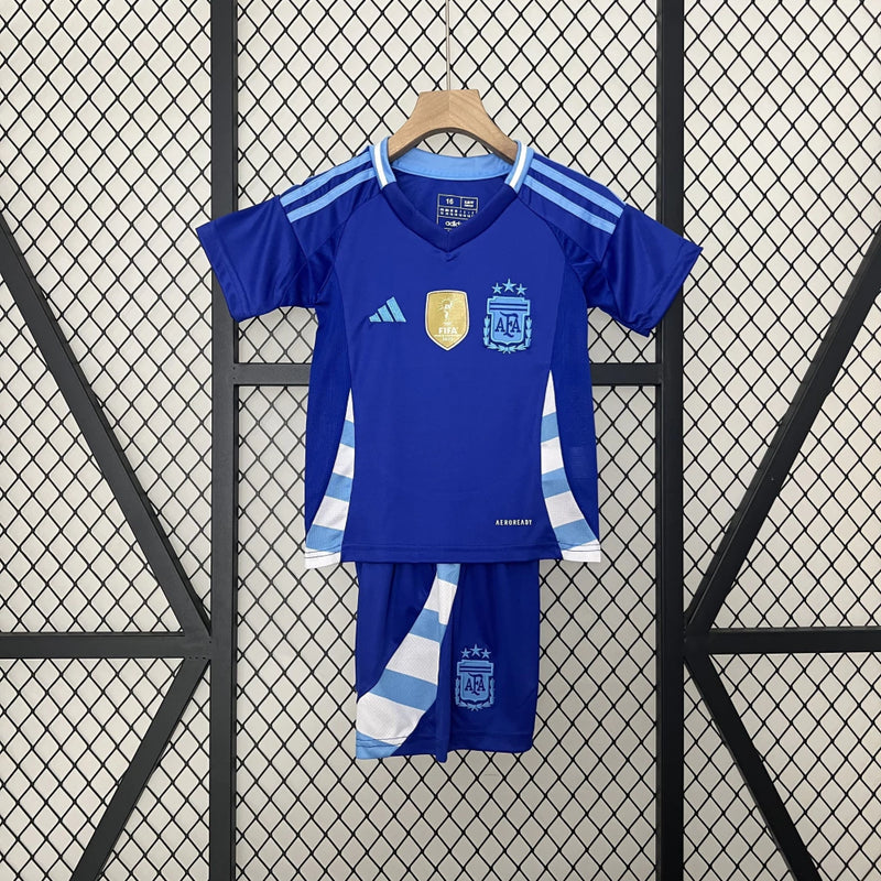Kit Infantil Argentina Away II 2024/25 Adidas + Patch - Camisa e short infantil em tecido leve e respirável, design moderno azul marinho com detalhes da Seleção Argentina, ideal para jovens torcedores.
