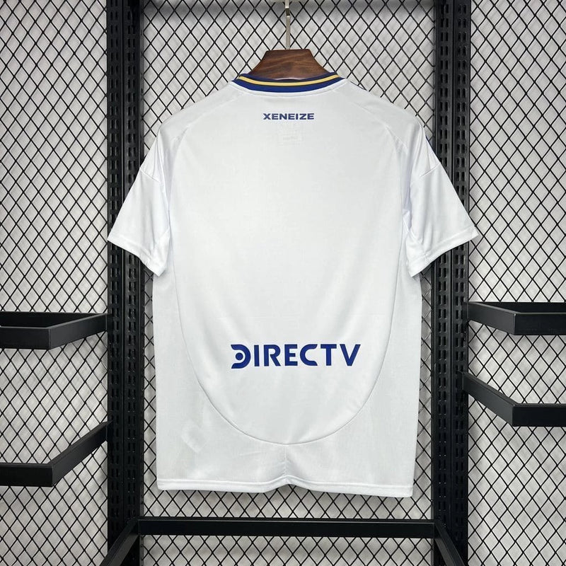 Texto alternativo para imagem:
Camisa Boca Juniors Away (2) 2024/25 Adidas Torcedor Masculina branca com detalhes em azul e amarelo, escudo bordado e tecido leve com tecnologia AEROREADY para alta respirabilidade.

