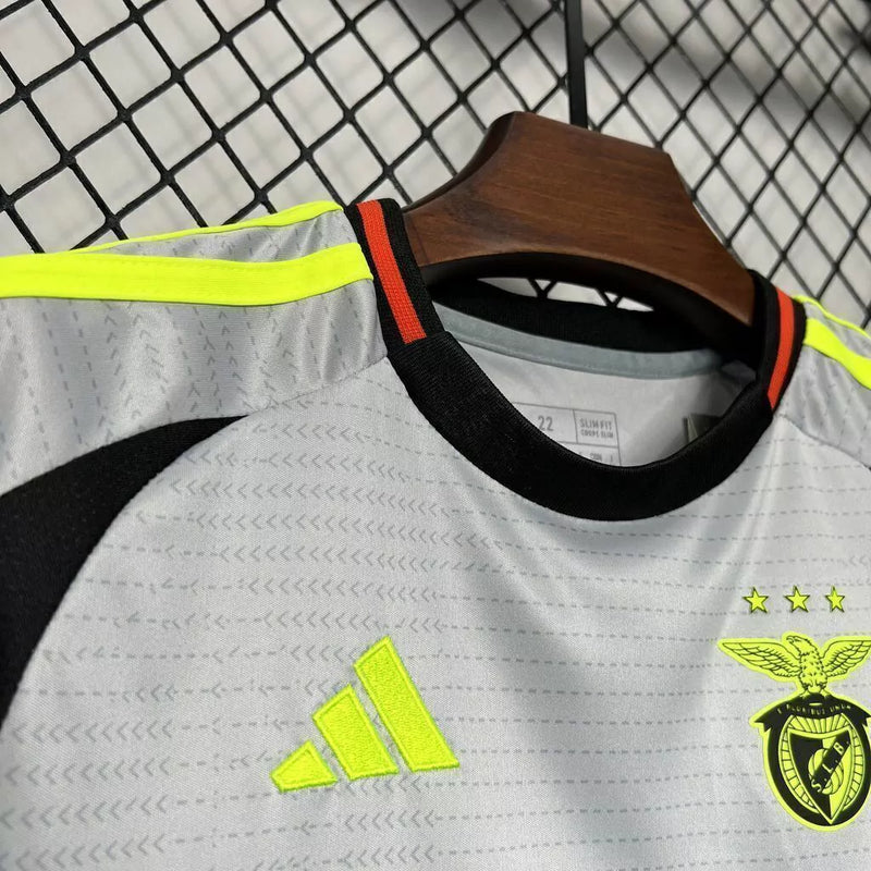 Kit Infantil Benfica Third III 2024/25 Adidas com camisa e short, tecido leve e respirável, ideal para pequenos torcedores das Águias com estilo e conforto."