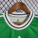 Camisa Irlanda do Norte Home I 2022/23 Adidas feminina verde com detalhes em branco e azul, gola careca, mangas curtas e modelagem ajustada ao corpo em tecido leve respirável"