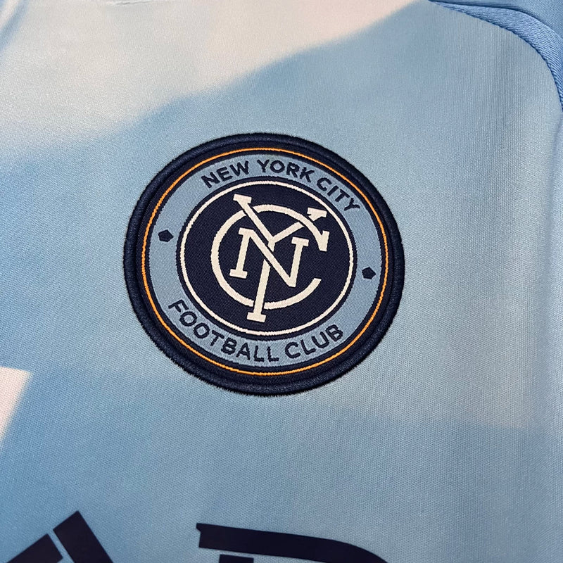 Camisa New York City FC Home I 2025/26 Adidas Torcedor Masculina Azul, uniforme MLS, escudo bordado, tecnologia AEROREADY, Waze Mix"