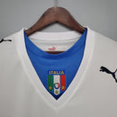 Camisa Itália Away II 2006/07 Puma Retrô masculina, branca, com escudo da seleção italiana no peito e detalhes clássicos da temporada 2006/07, feita em tecido leve e confortável, ideal para colecionadores, fãs de futebol retrô e uso casual.”