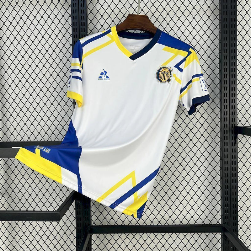 Camisa Rosario Central Away II 2025/26 Torcedor Masculina branca com detalhes em azul e amarelo, modelo confortável e leve, ideal para torcedores do time argentino.
