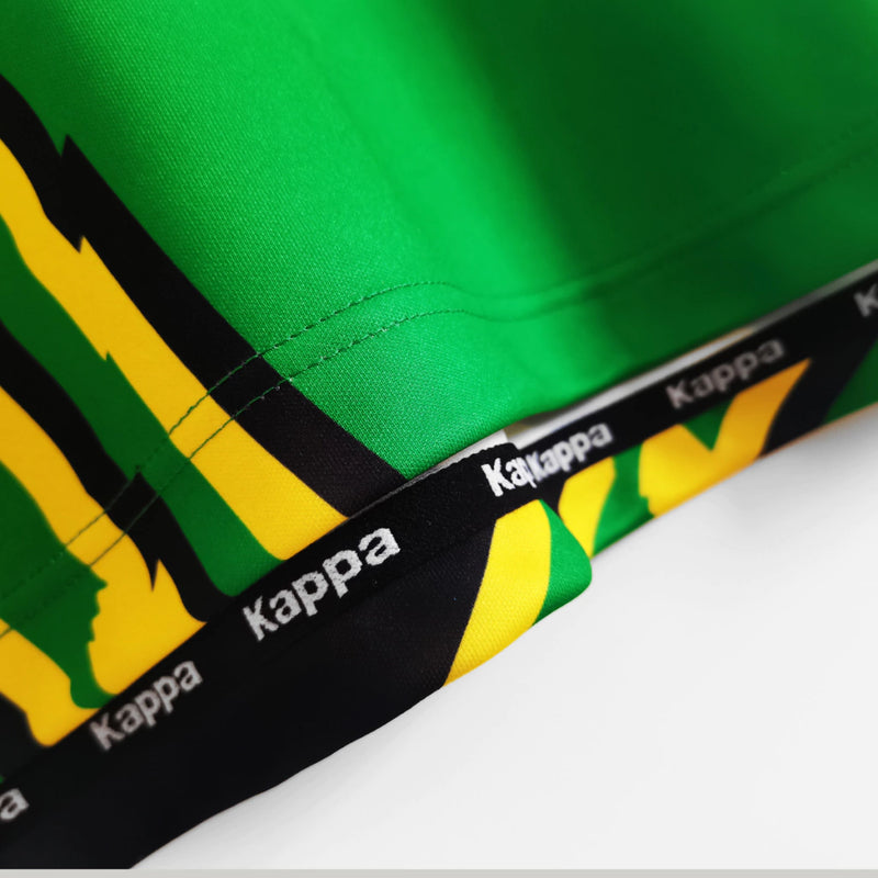 Camisa Jamaica Away II 1998/99 Kappa Retrô Masculina verde – uniforme clássico da seleção jamaicana com design histórico, escudo bordado e logo Kappa, ideal para colecionadores e fãs de futebol retrô."