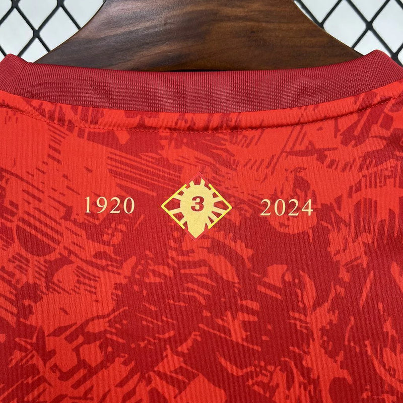 Imagem da camisa Espanha Los tiros 2025 comma football torcedor masculina modelo vermelho com detalhes dourados escudo bordado e design inspirado na seleção espanhola 