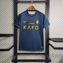 Camisa Al-Nassr Away (2) 2023/24 Nike Torcedor Masculina com design moderno em cores exclusivas azul e amarelo, escudo oficial estampado e tecido leve com tecnologia Dri-FIT para alta respirabilidade e conforto.