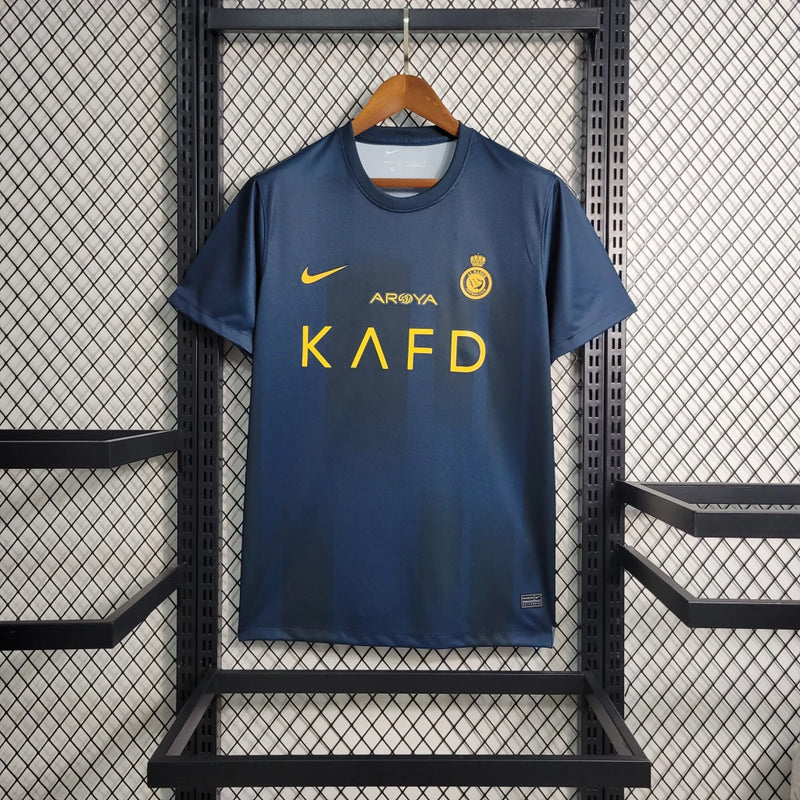 Camisa Al-Nassr Away (2) 2023/24 Nike Torcedor Masculina com design moderno em cores exclusivas azul e amarelo, escudo oficial estampado e tecido leve com tecnologia Dri-FIT para alta respirabilidade e conforto.