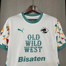 Camisa Palermo Third III 2024/25 Puma Torcedor Masculina branca com detalhes sutis em rosa e preto, escudo bordado no peito, logo Puma em destaque, gola redonda moderna e tecido respirável dryCELL, ideal para torcedores que valorizam estilo, conforto e tradição do clube italiano.