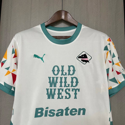 Camisa Palermo Third III 2024/25 Puma Torcedor Masculina branca com detalhes sutis em rosa e preto, escudo bordado no peito, logo Puma em destaque, gola redonda moderna e tecido respirável dryCELL, ideal para torcedores que valorizam estilo, conforto e tradição do clube italiano.