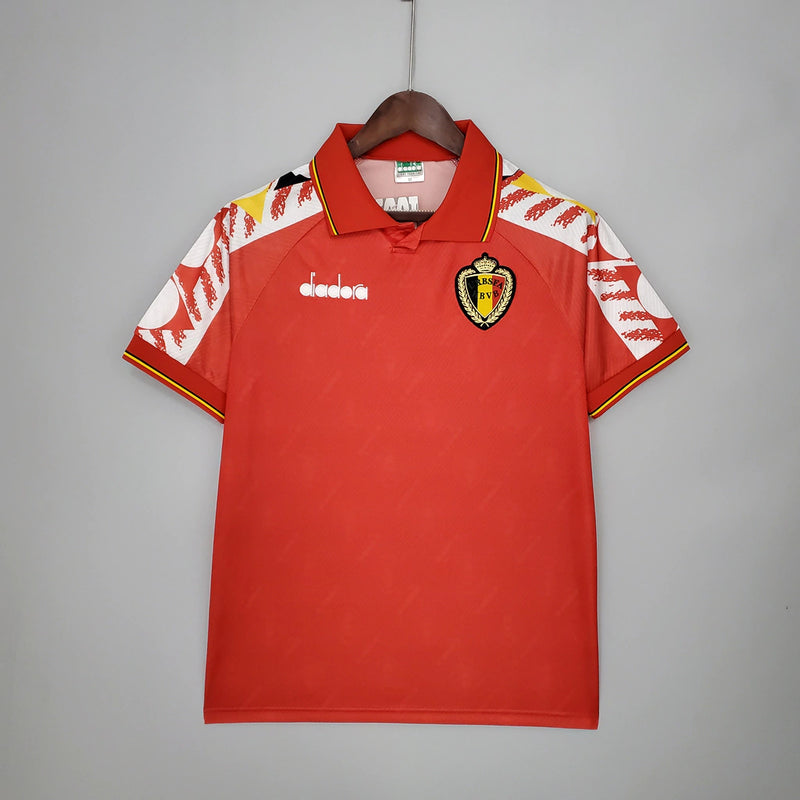 Camisa Bélgica Home I 1995/96 Retrô masculina, vermelha, inspirada no uniforme clássico dos anos 90, com escudo da seleção belga em destaque e design vintage, feita em tecido leve e confortável, ideal para colecionadores e fãs de futebol retrô.”