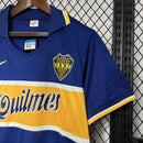 Camisa Boca Juniors Home (1) 1996/97 Nike Retrô Masculina azul com faixa amarela, escudo bordado e logo Nike estampado, modelo inspirado no uniforme oficial dos anos 90.