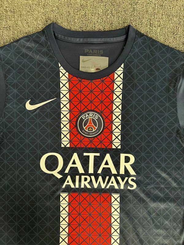 Camisa PSG 2025/26 Nike Torcedor Masculino azul, com escudo do Paris Saint-Germain bordado no peito, detalhes em vermelho e branco, modelo  com tecnologia Dri-FIT, ideal para torcedores apaixonados.