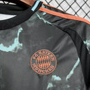 Kit Infantil Bayern de Munique Away II 2024/25 Adidas com camisa e short, uniforme infantil vermelho e branco, tecido leve AEROREADY, ideal para jogos, treinos e jovens torcedores."
