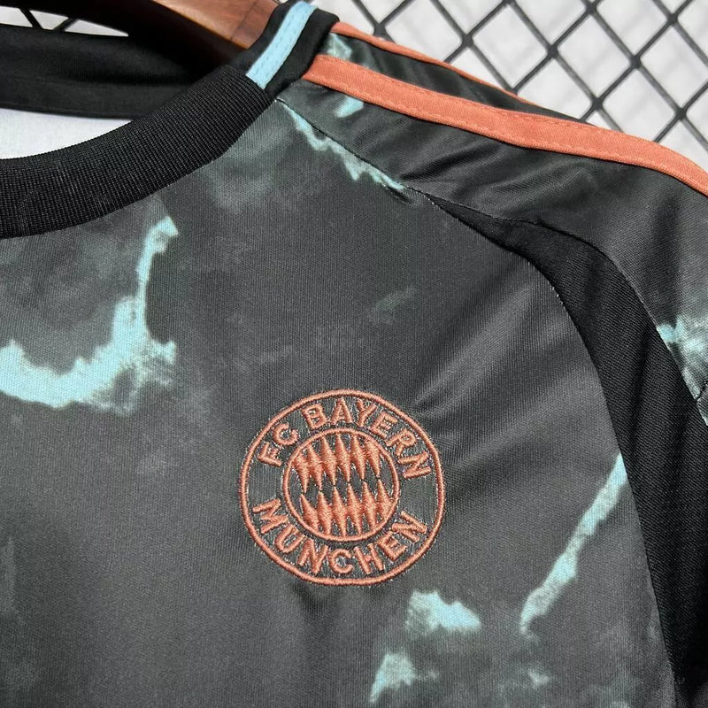 Kit Infantil Bayern de Munique Away II 2024/25 Adidas com camisa e short, uniforme infantil vermelho e branco, tecido leve AEROREADY, ideal para jogos, treinos e jovens torcedores."