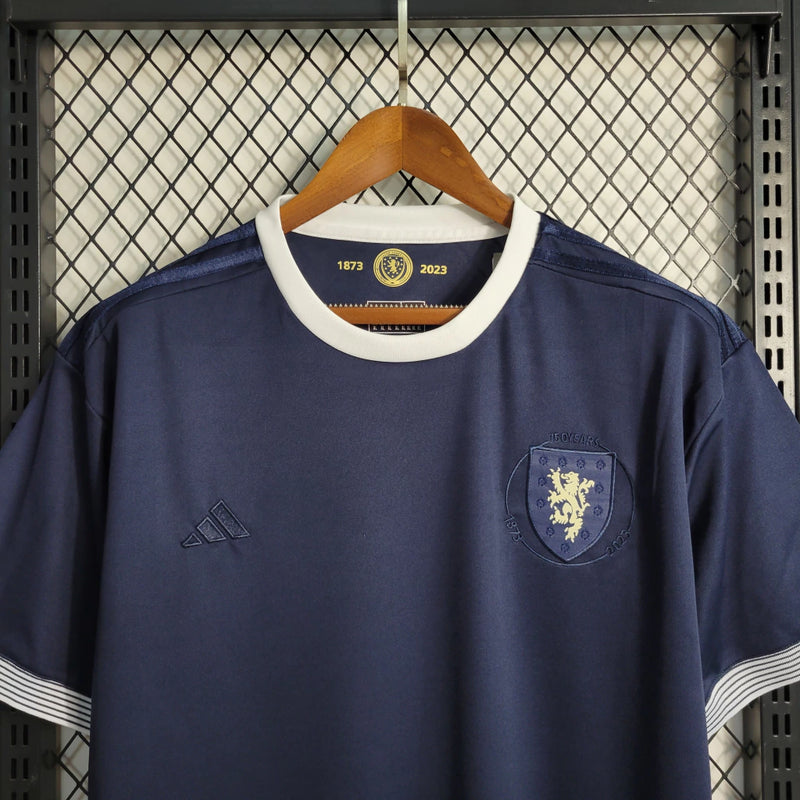 "Camisa Escócia 150 Anos Adidas masculina azul marinho com detalhes dourados, gola redonda, mangas curtas e tecido respirável, edição comemorativa especial de 150 anos da seleção escocesa para torcedores"