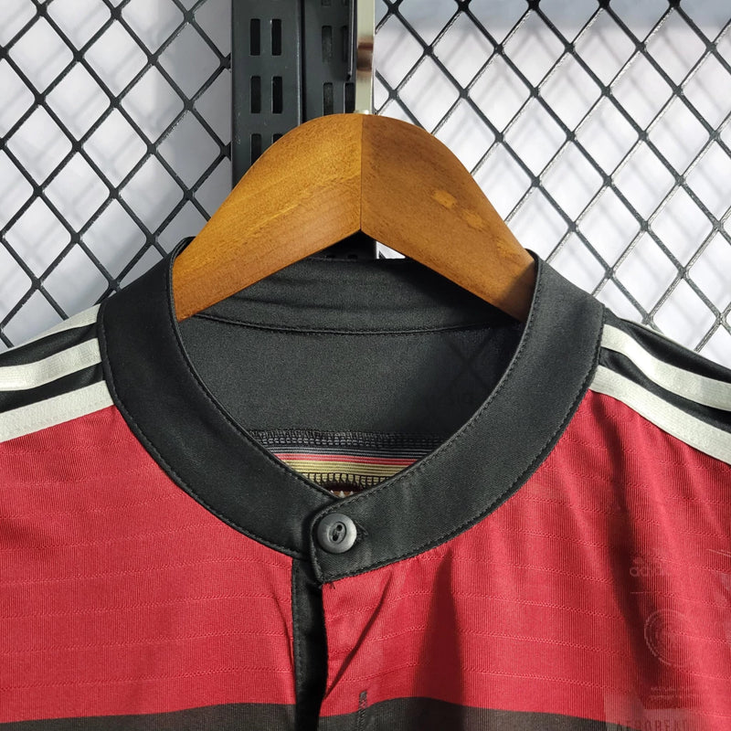 Camisa Alemanha Away II 2014/15 Adidas Retrô Masculina branca com detalhes em preto, vermelho e dourado, tecido leve e respirável, corte masculino – ideal para torcer, colecionar e uso casual.