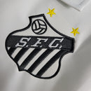 Camisa Santos Retrô 1970 Torcedor Masculina Branca com escudo antigo bordado, gola polo e design clássico inspirado na era de Pelé