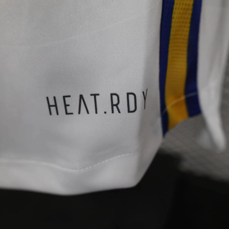 Camisa Boca Juniors Away (2) 2024/25 Adidas Jogador Masculina branca com detalhes em azul e amarelo, escudo do clube em silicone e logo Adidas estampado, versão oficial de jogo.