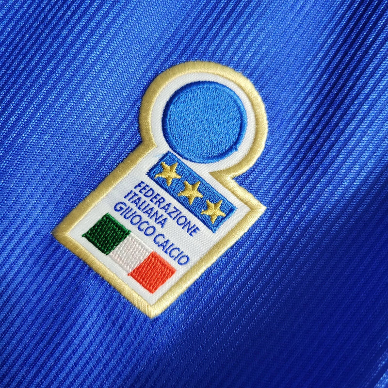 Camisa Itália Home I 1998/99 Nike Retrô masculina, azul, com escudo da seleção italiana no peito e logo Nike, feita em tecido leve e confortável, modelo retrô com caimento solto e tradicional, ideal para colecionadores e fãs de futebol histórico.