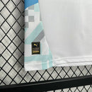 Kit Infantil Olympique de Marseille Home 2024/25 Puma – Camisa e shorts oficiais para crianças, uniforme branco com detalhes azuis e escudo do OM, tecido leve e confortável.