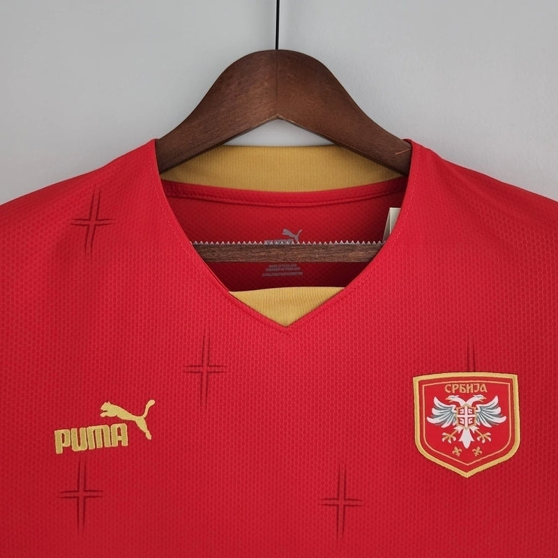 Camisa Sérvia Home I 2022/23 Puma masculina vermelha com detalhes dourados, gola careca e tecido leve respirável para torcedores"