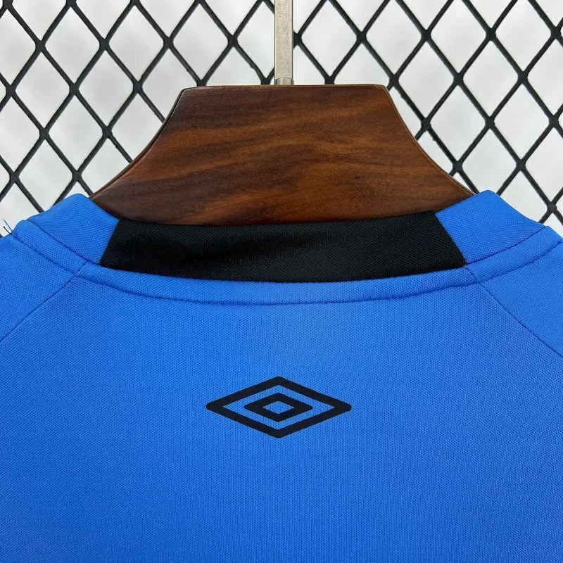 
Camisa Santos Goleiro 2025/26 Umbro Torcedor Masculina na cor azul com detalhes em preto e branco, escudo do Santos FC bordado no peito e logo da Umbro em destaque