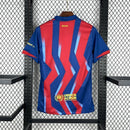 Camisa Barcelona Fourth IV 2025/26 Nike Torcedor Masculina grená e azul com escudo do Barça e logo Nike.