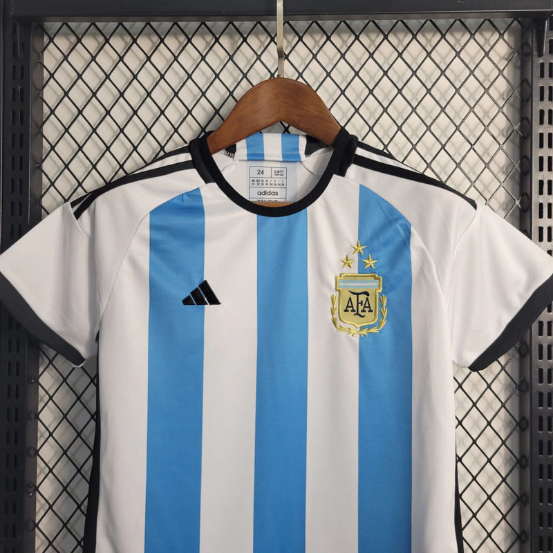 Kit Infantil Argentina Home I 2022/23 Adidas - uniforme infantil da Seleção Argentina com camisa e short, cores tradicionais azul e branco, inspirado na Copa do Mundo, ideal para jovens torcedores