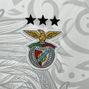 Detalhe frontal do Kit Infantil Benfica Treino 2025/26 Adidas branco – uniforme leve e respirável para pequenos torcedores do Benfica