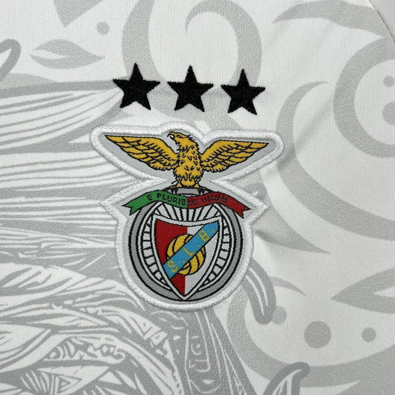 Detalhe frontal do Kit Infantil Benfica Treino 2025/26 Adidas branco – uniforme leve e respirável para pequenos torcedores do Benfica