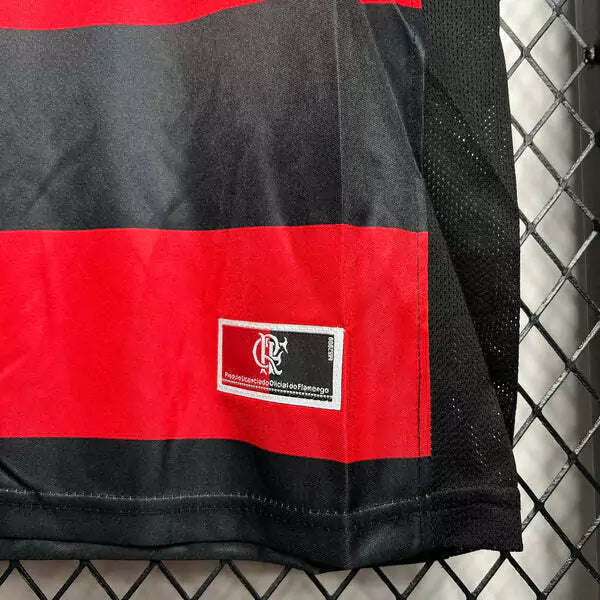 Camisa Flamengo Home I 2000/01 Nike Retrô Masculina vermelha e preta com listras horizontais, leve e respirável, ideal para torcedores Rubro-Negros e colecionadores de camisas históricas."