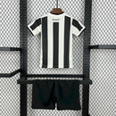 Kit Infantil Botafogo Home 2024/25 Reebok com camisa listrada preta e branca, shorts e meiões oficiais, roupa torcedor infantil do Glorioso, confortável e respirável, ideal para crianças de 3 a 13 anos