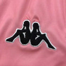 Camisa Juventus Away II 1997/98 Kappa Retrô Masculina rosa com detalhes pretos, escudo da Juventus bordado e logo Kappa no peito e ombros.