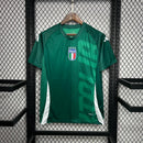 Camisa Itália Pré-Jogo 2024/25 Adidas Torcedor Masculina, verde, com design moderno, escudo da seleção italiana e logo Adidas em destaque, feita em tecido leve, respirável e confortável, ideal para treinos e uso casual