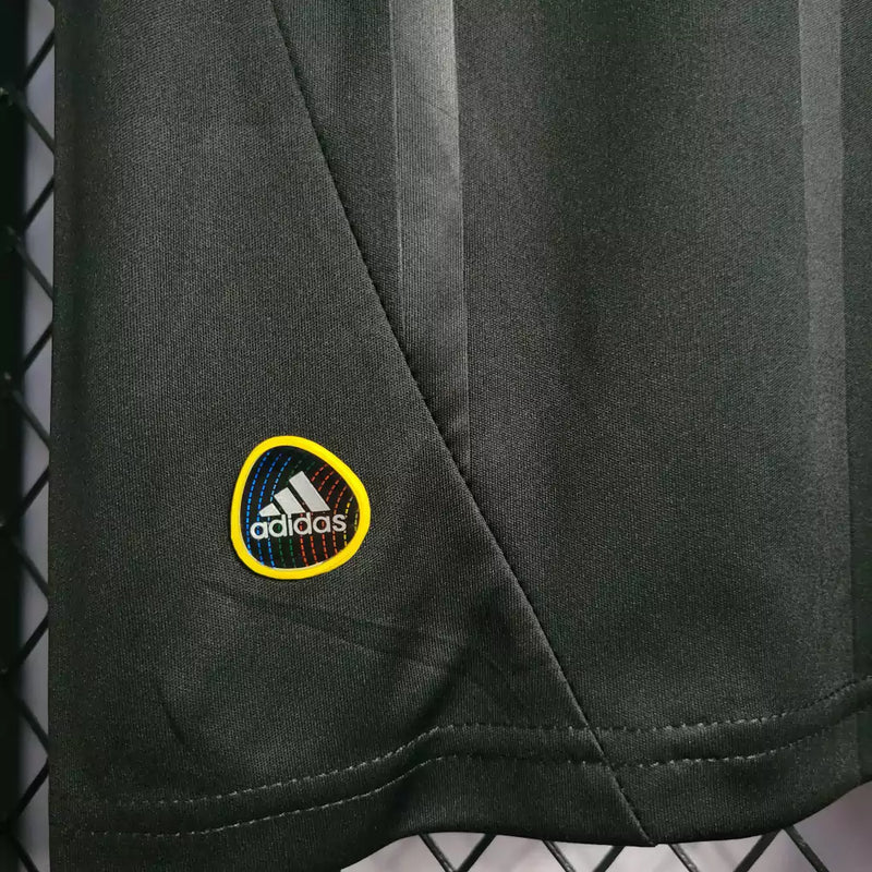 Camisa Alemanha Away II 2010/11 Adidas Retrô Masculina branca com detalhes em preto e vermelho, tecido leve e respirável, corte masculino – ideal para torcer, colecionar e uso casual.