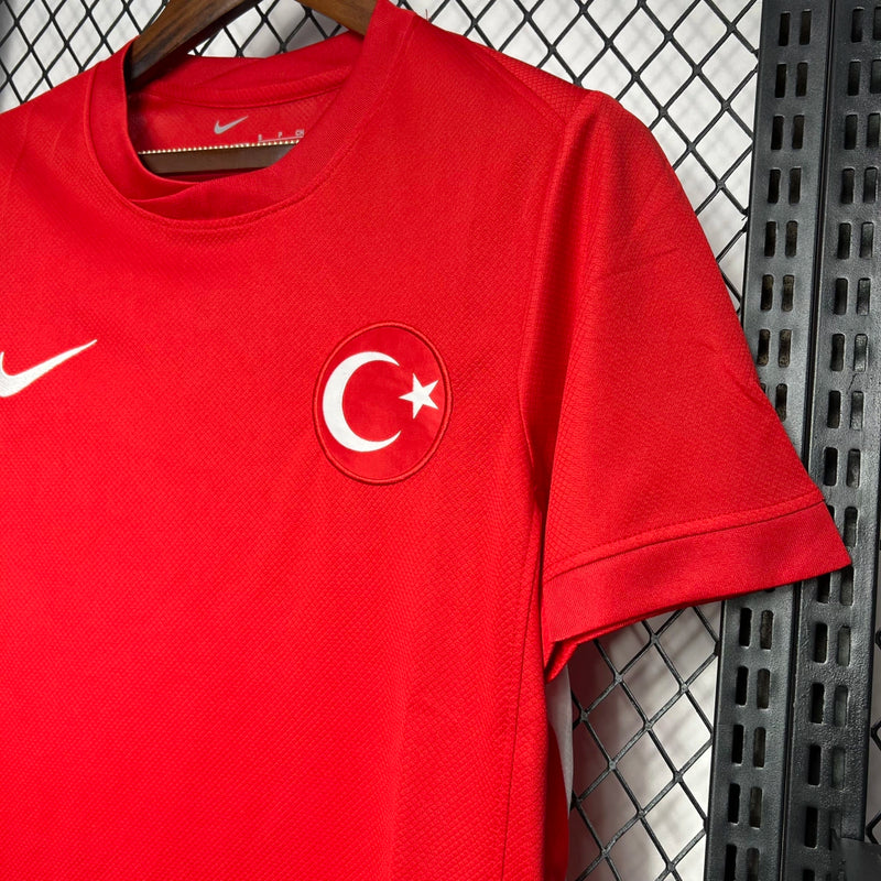 Camisa Turquia Away II 2024/25 Nike masculina vermelha com detalhes brancos, gola careca e tecido leve respirável para torcedores"