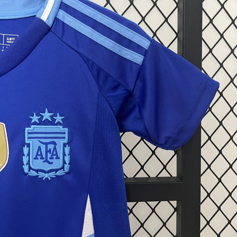 Kit Infantil Argentina Away II 2024/25 Adidas + Patch - Camisa e short infantil em tecido leve e respirável, design moderno azul marinho com detalhes da Seleção Argentina, ideal para jovens torcedores.