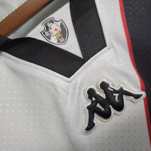 Camisa Vasco Away II 1997/98 Kappa Retrô Masculina, listras pretas e brancas, escudo do Vasco bordado no peito, gola redonda, tecido leve e respirável, ideal para torcedores e colecionadores.