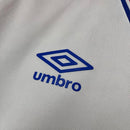 Camisa Nacional Uruguai Treino Umbro 2025/26 Torcedor Masculina Branca com escudo bordado e logo da Umbro, modelo oficial para torcedores do Club Nacional de Football.