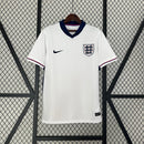 “Camisa Inglaterra Home I 2024/25 Nike masculina, branca, com escudo da seleção inglesa no peito, linhas elegantes e detalhes clássicos, tecido leve e respirável com tecnologia Dri-FIT, ideal para treinos, jogos e torcer pelo time com conforto e estilo.”
