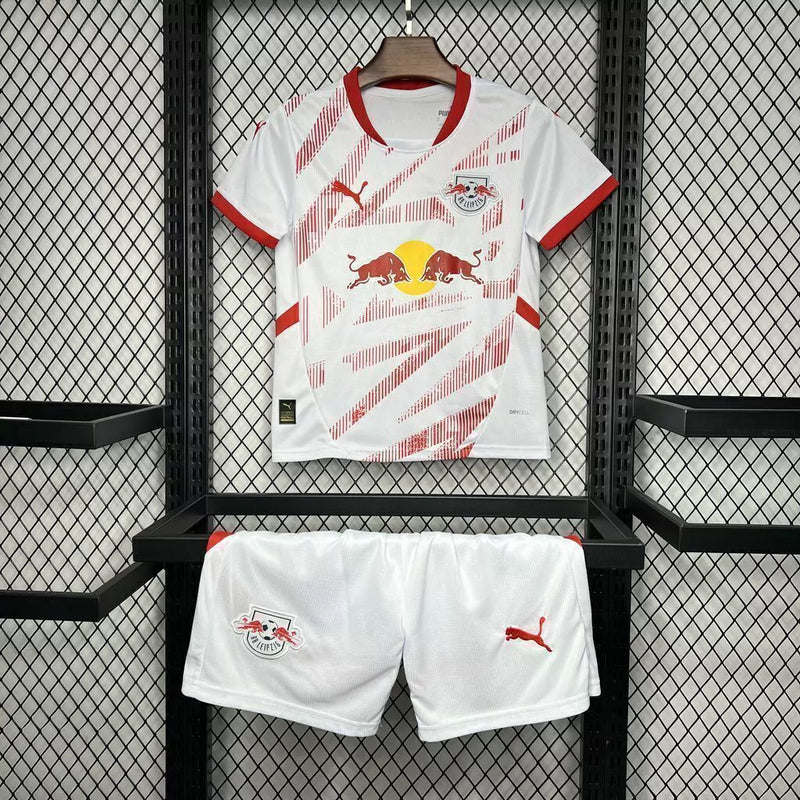 Kit Infantil RB Leipzig Home I 2024/25 Puma – conjunto com camisa e short em tecido leve, design branco com detalhes em vermelho, ideal para jovens torcedores dos Touros."
