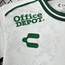 Detalhe do escudo Club León e acabamento do Kit Infantil Away II 2025/26, tecido leve e respirável para crianças