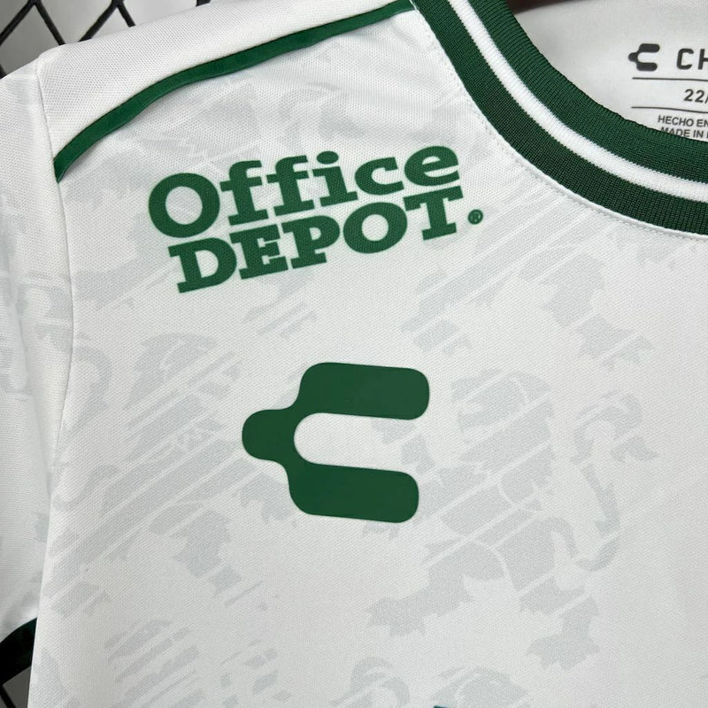 Detalhe do escudo Club León e acabamento do Kit Infantil Away II 2025/26, tecido leve e respirável para crianças