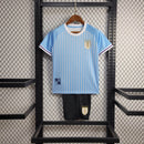 "Kit Infantil Uruguai Home (1) 2024/25 oficial, camisa celeste com escudo da AUF em destaque, shorts combinando, uniforme completo para crianças de 3 a 13 anos"
