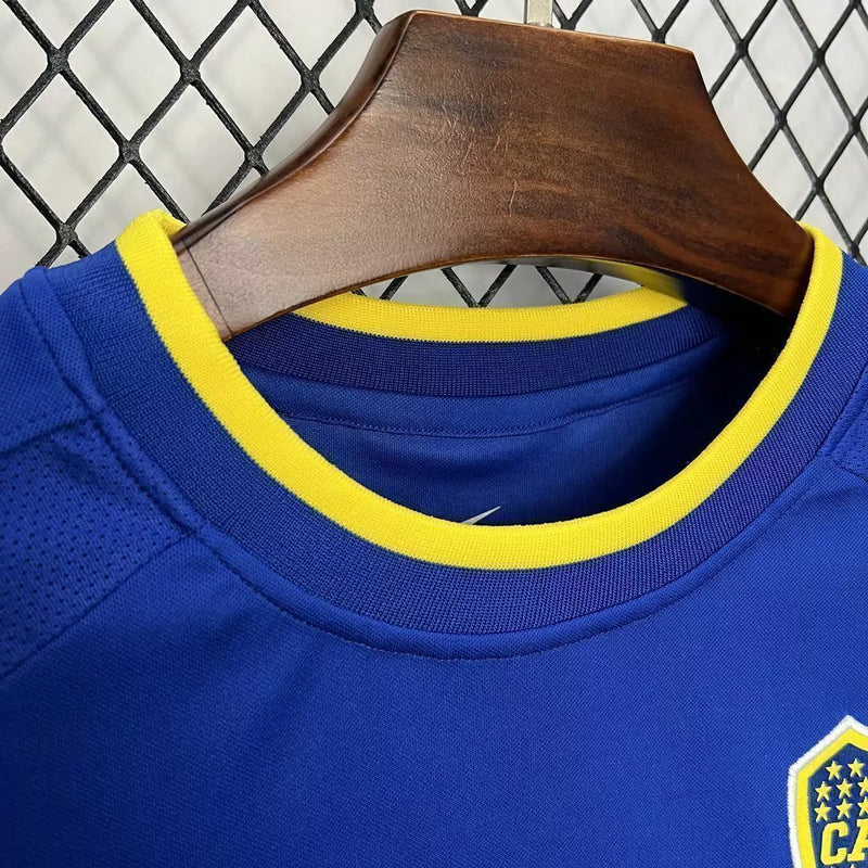 Camisa Boca Juniors Home (1) 2000/01 Nike Retrô Masculina azul com faixa amarela horizontal, escudo bordado e logo Nike estampado.
